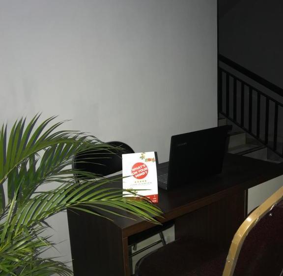 ホテル Oyo 2129 Toar House Manado