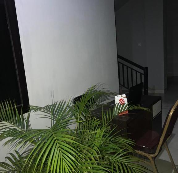 ホテル Oyo 2129 Toar House Manado