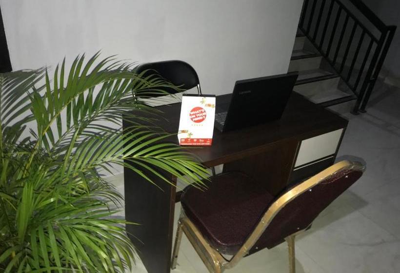 ホテル Oyo 2129 Toar House Manado