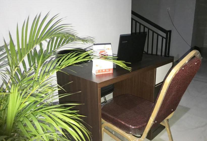 ホテル Oyo 2129 Toar House Manado