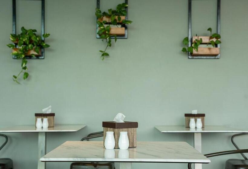 Отель Felicity Island