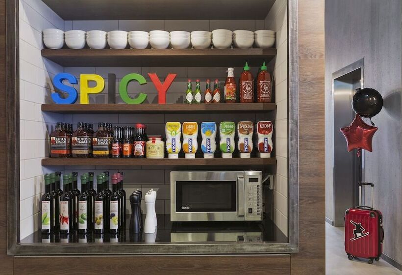 ホテル Moxy Lausanne City