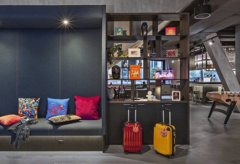 ホテル Moxy Lausanne City