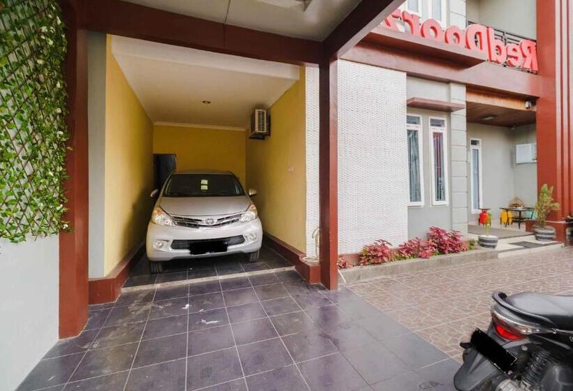 Отель Reddoorz Syariah Near Jam Gadang Bukittinggi 2