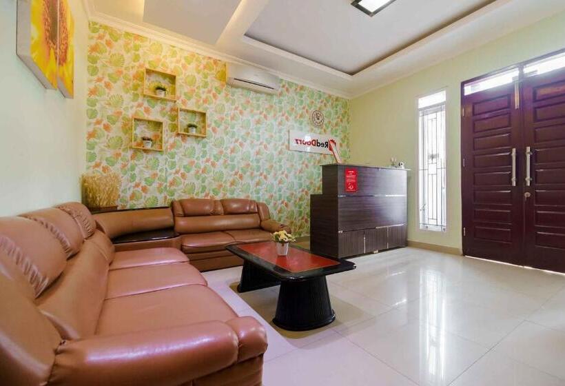 Отель Reddoorz Syariah Near Jam Gadang Bukittinggi 2