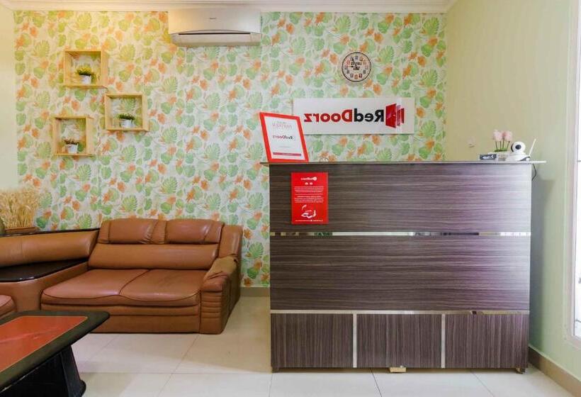 Отель Reddoorz Syariah Near Jam Gadang Bukittinggi 2