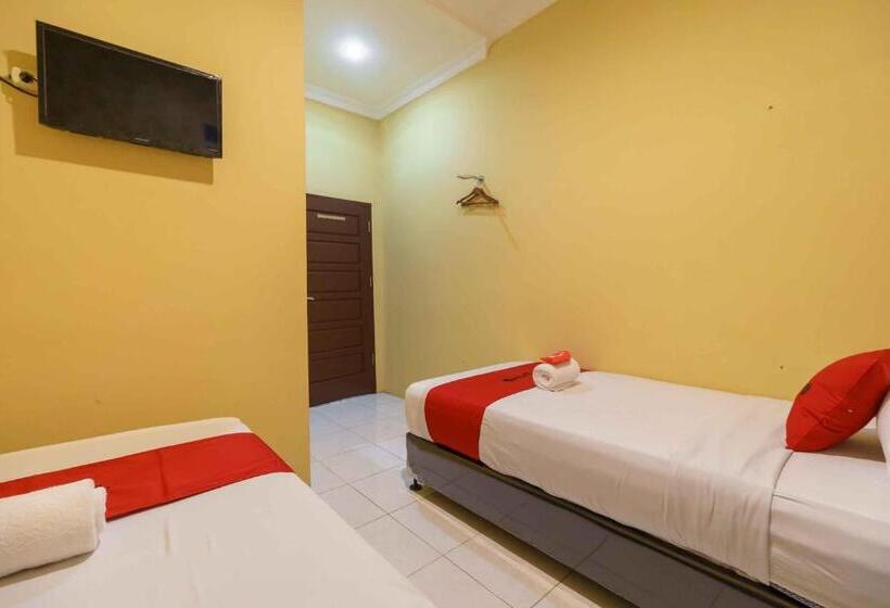 Отель Reddoorz Syariah Near Jam Gadang Bukittinggi 2