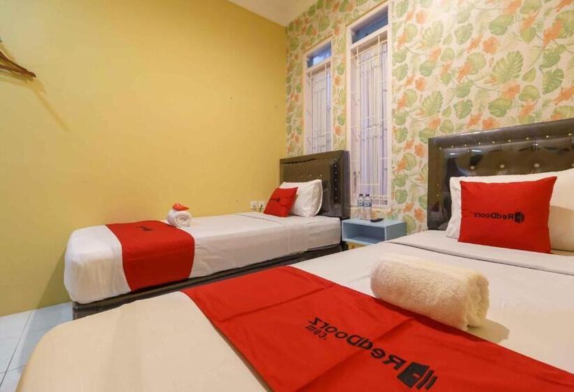 Отель Reddoorz Syariah Near Jam Gadang Bukittinggi 2