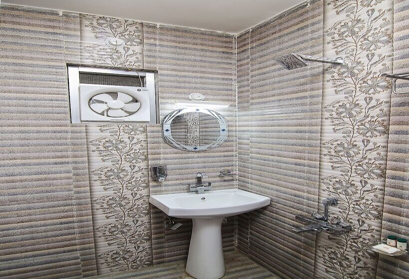 酒店 Capital O 15422 Shiva Inn