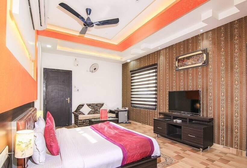 酒店 Capital O 15422 Shiva Inn