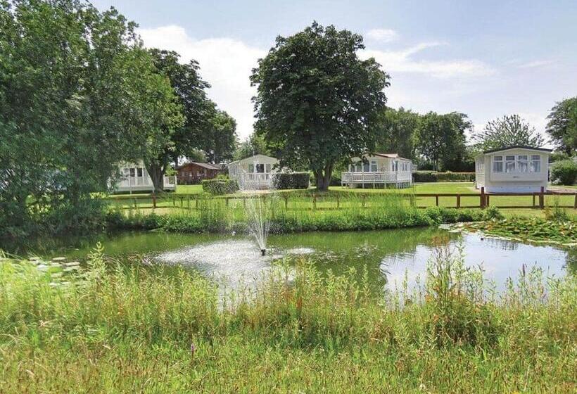 אתר נופש Fir Trees Caravan Park