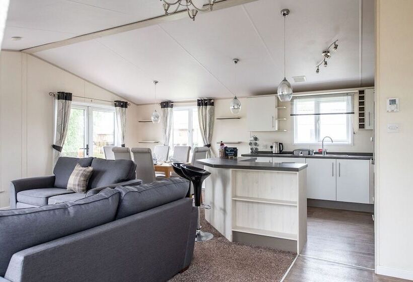 منتجع Whitecliff Bay Holiday Park