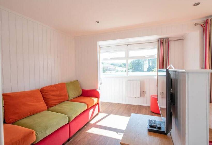 منتجع Whitecliff Bay Holiday Park