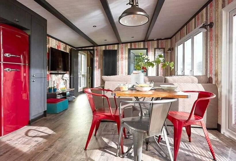 منتجع Whitecliff Bay Holiday Park