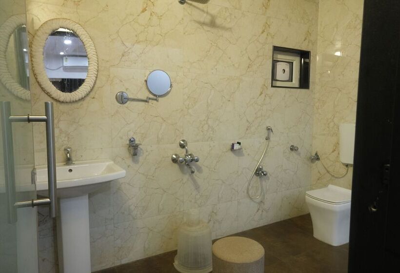 فندق Centre Point