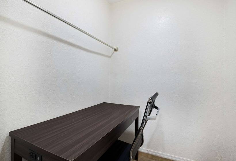 فندق Econo Lodge