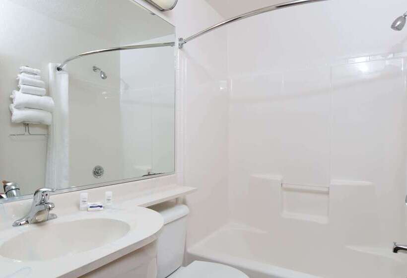 בית מלון כפרי Baymont Inn & Suites By Wyndham Anchorage Airport