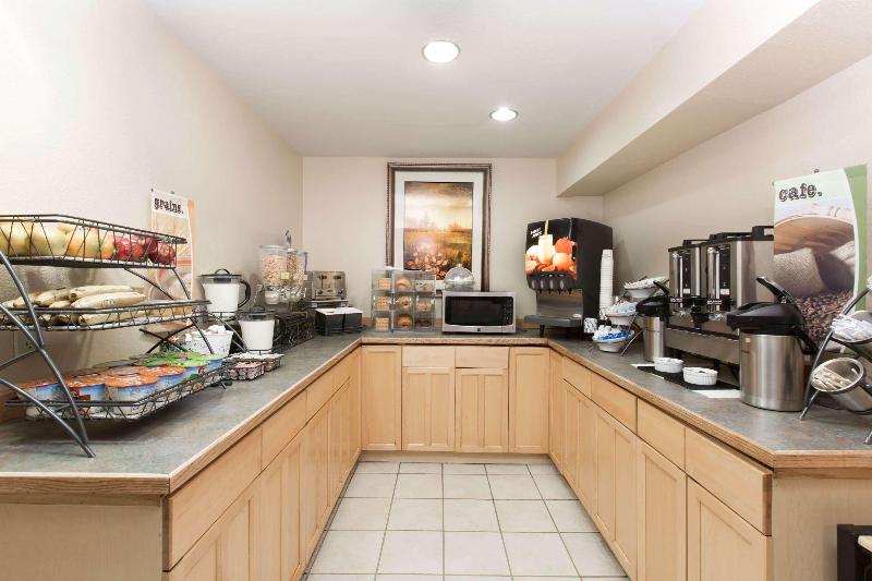 בית מלון כפרי Baymont Inn & Suites By Wyndham Anchorage Airport