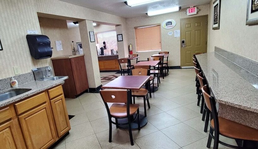 فندق Fairbridge Inn & Suites