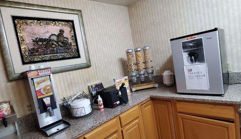 فندق Fairbridge Inn & Suites