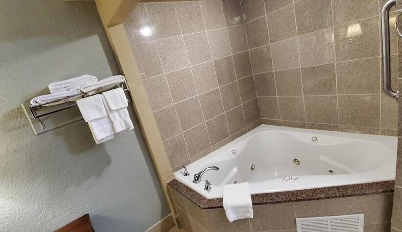 فندق Fairbridge Inn & Suites