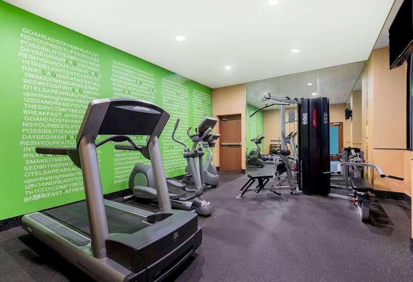 בית מלון כפרי La Quinta Inn By Wyndham West Long Branch