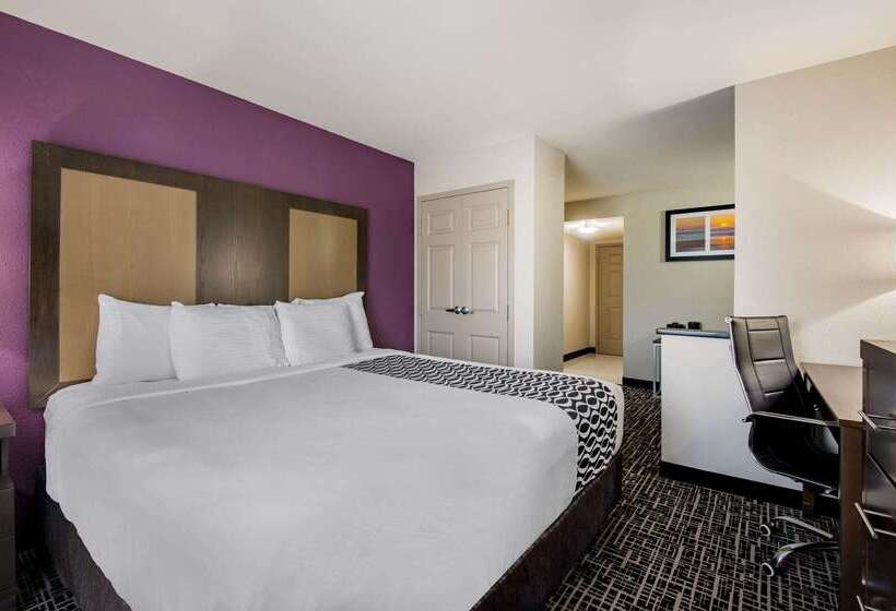 בית מלון כפרי La Quinta Inn By Wyndham West Long Branch