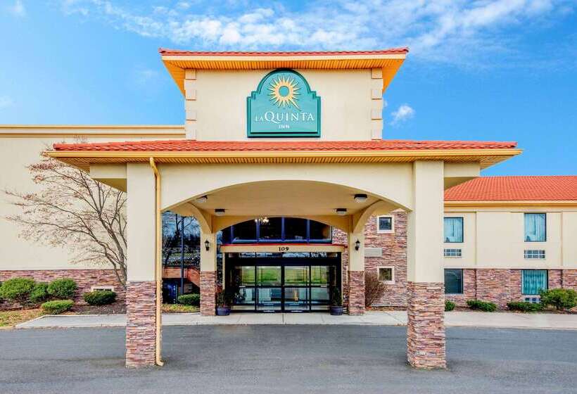 בית מלון כפרי La Quinta Inn By Wyndham West Long Branch