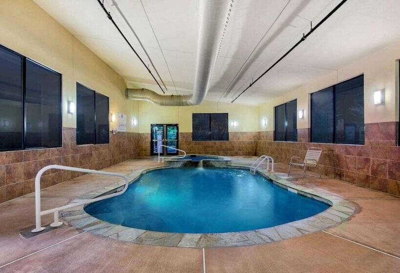 בית מלון כפרי La Quinta Inn By Wyndham West Long Branch