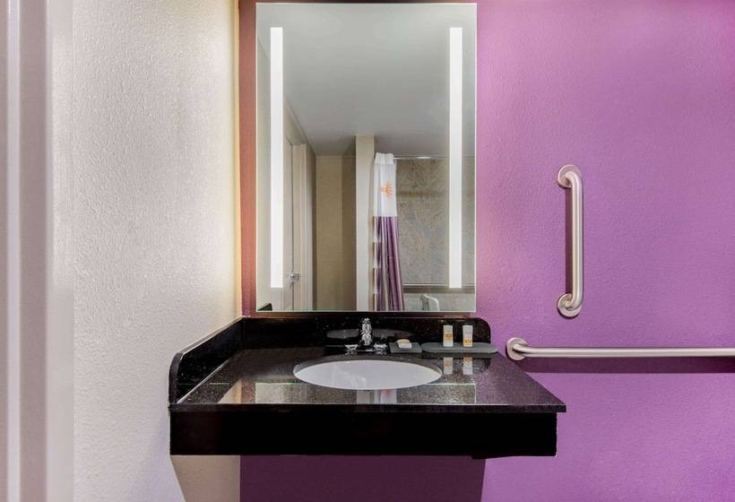 בית מלון כפרי La Quinta Inn By Wyndham West Long Branch