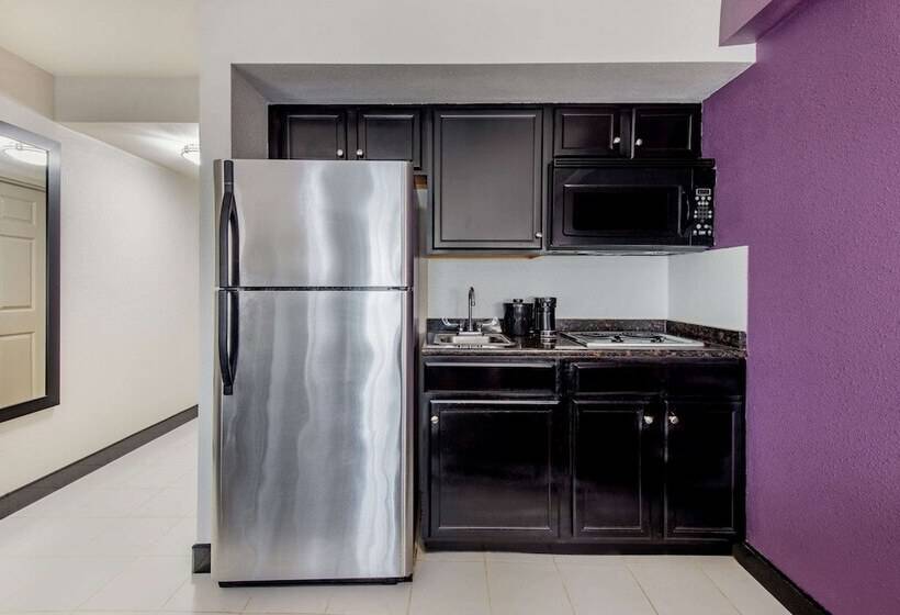 בית מלון כפרי La Quinta Inn By Wyndham West Long Branch