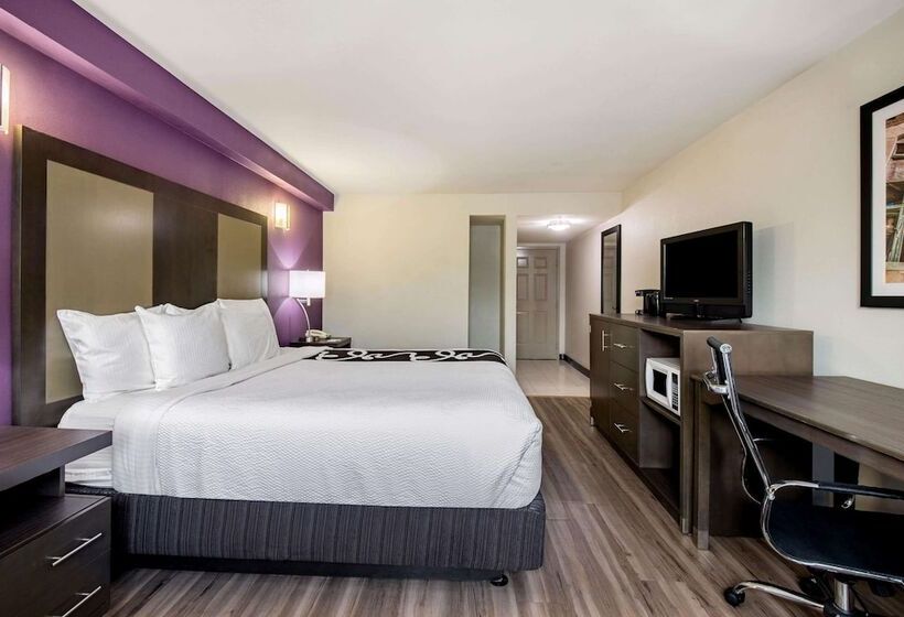 בית מלון כפרי La Quinta Inn By Wyndham West Long Branch