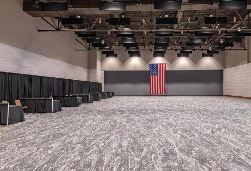 فندق Madison Marriott West