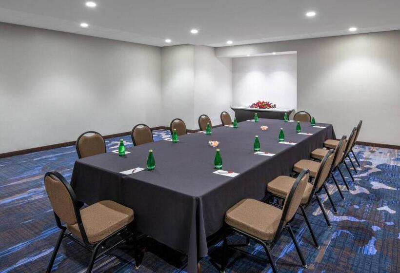 فندق Madison Marriott West