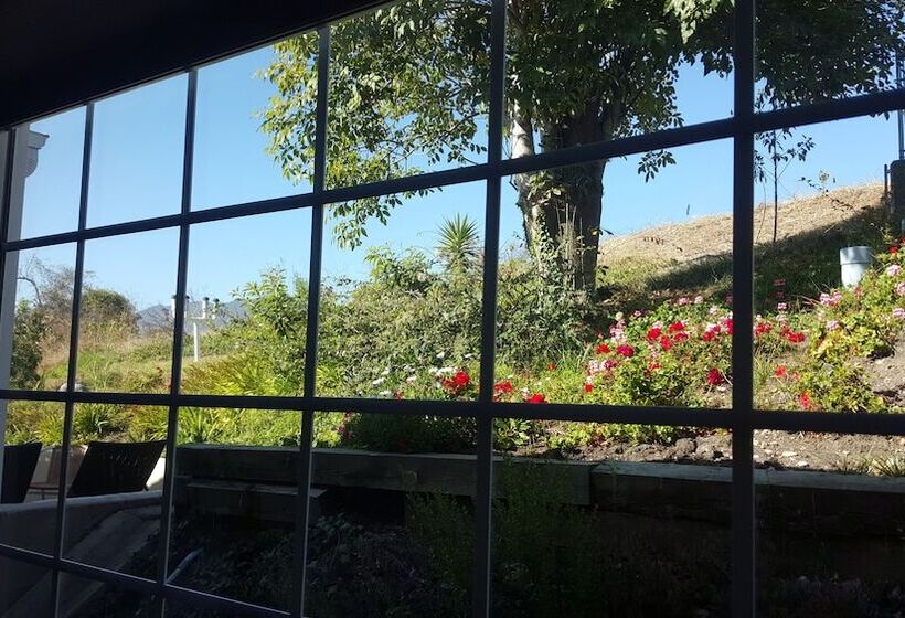 فندق Malibu Country Inn