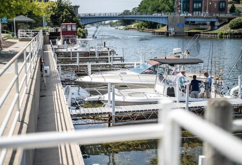 فندق Manistee Inn & Marina