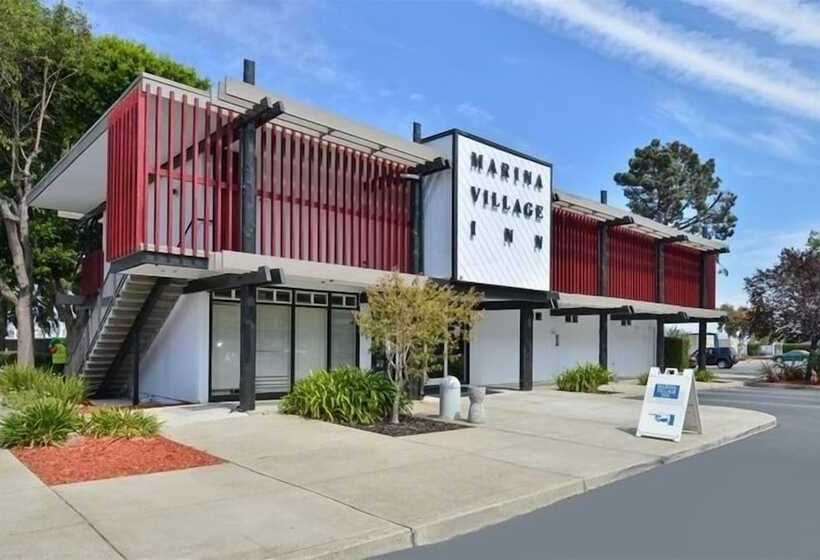 בית מלון כפרי Marina Village Inn