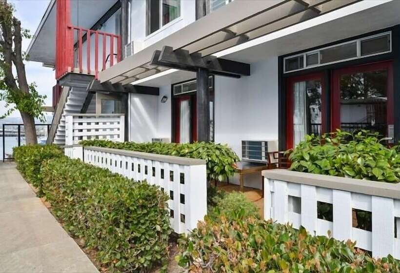 בית מלון כפרי Marina Village Inn