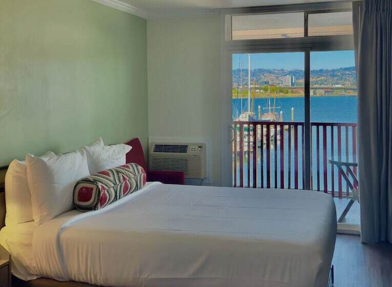 בית מלון כפרי Marina Village Inn