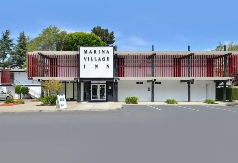 فندق Marina Village Inn