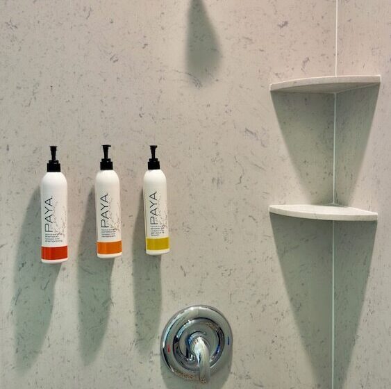 בית מלון כפרי Marina Village Inn