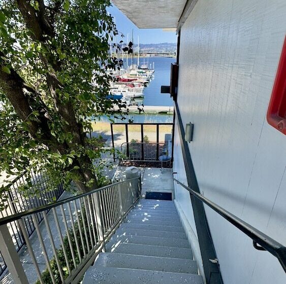 فندق Marina Village Inn