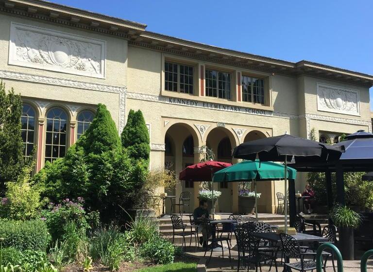 هتل Mcmenamins Kennedy School