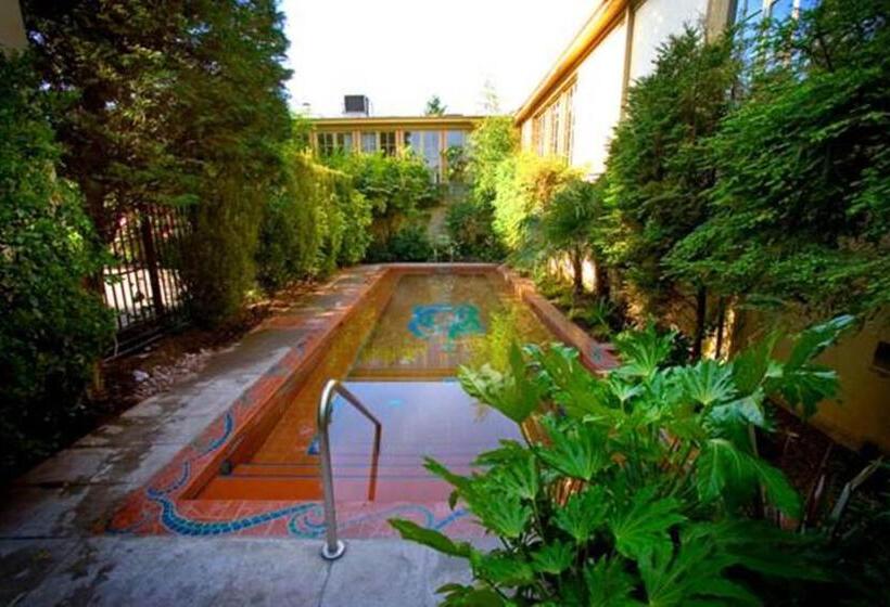 هتل Mcmenamins Kennedy School