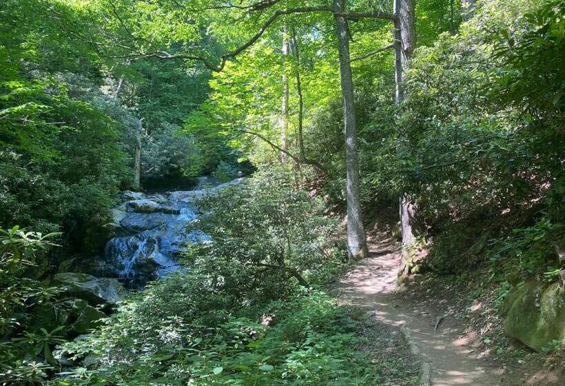 فندق Meadowbrook Inn