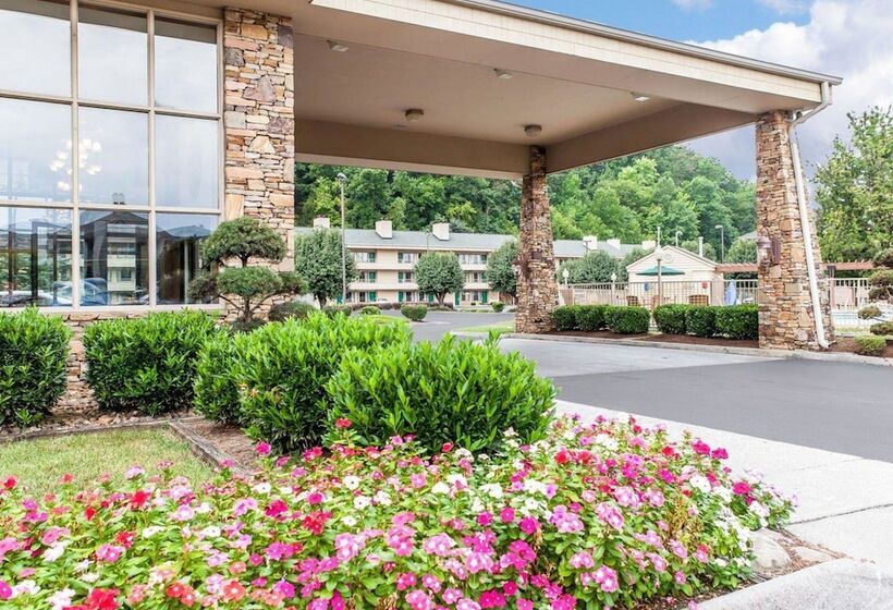هتل Quality Inn & Suites At Dollywood Lane