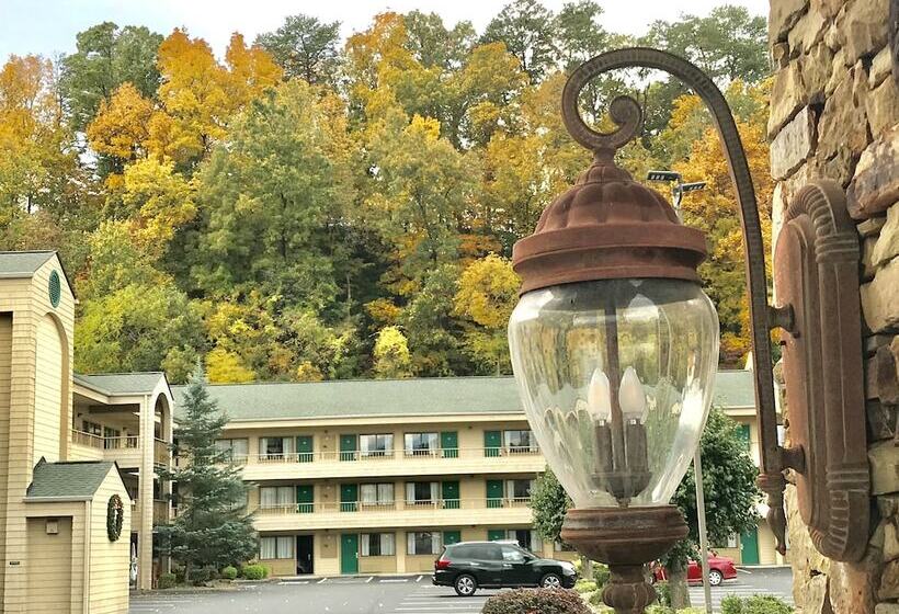 هتل Quality Inn & Suites At Dollywood Lane