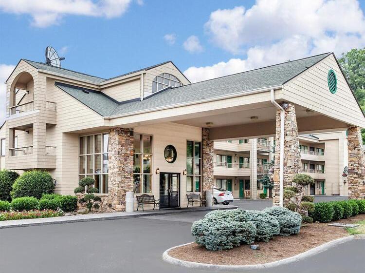 هتل Quality Inn & Suites At Dollywood Lane