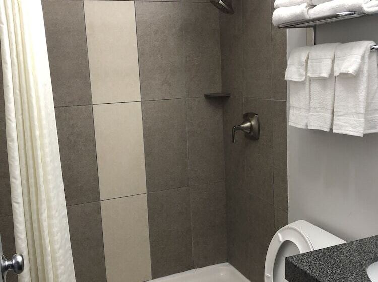 ホテル Quality Inn & Suites Watertown Fort Drum