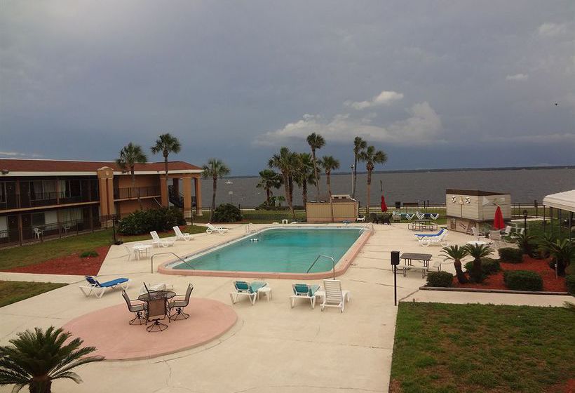 Monroe's On The Lake Hotel & Banquet Hall